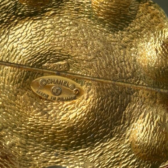 124 CHANEL VINTAGE FLOWER BROOCH WITH STONE - Picture 2 of 4